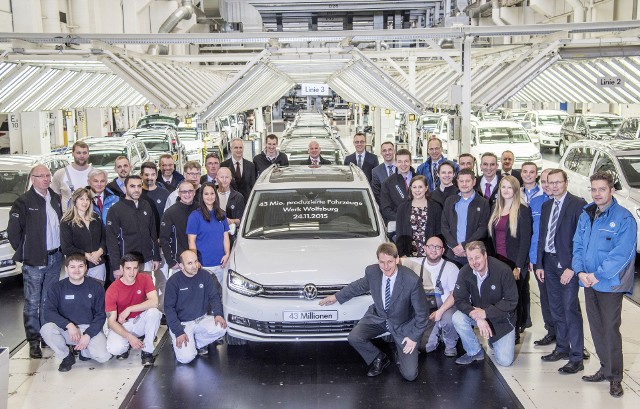 W fabryce w Wolfsburgu są dzisiaj produkowane modele z rodziny Golfa, a także Touran i Tiguan. Zakład przygotowuje się również do rozpoczęcia seryjnej produkcji Tiguana nowej generacji, która nastąpi od początku przyszłego roku. Dzienne możliwości produkcyjne zakładów wynoszą ponad 3800 pojazdów / Fot. Volkswagen