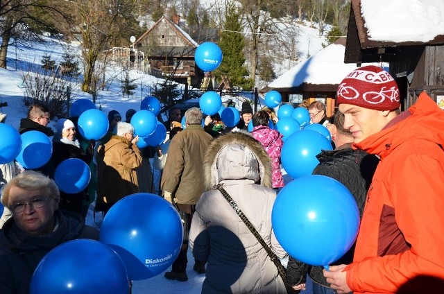 - Wszyscy uczestnicy naszego nabożeństwa wysłali Słowo Boże - przyznaje ks. Jan Byrt, proboszcz parafii ewangelickiej w Szczyrku Salmopolu, pomysłodawca wypuszczenia balonów.