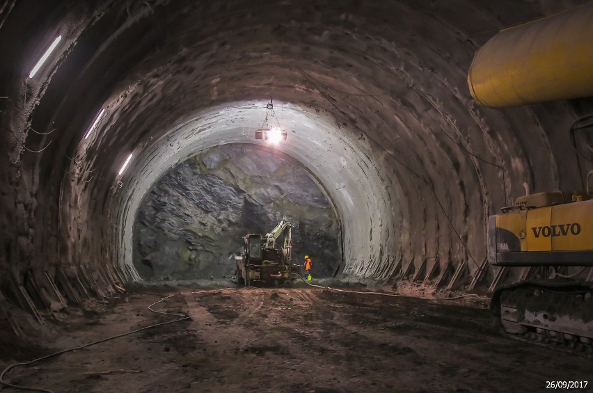 Premier i minister na placu budowy nowej zakopianki. Od teraz tunel jest drążony z dwóch stron