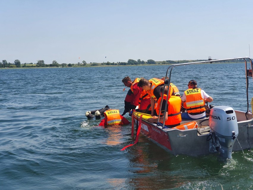 Widowiskowe ćwiczenia strażaków na jeziorze Miedwie