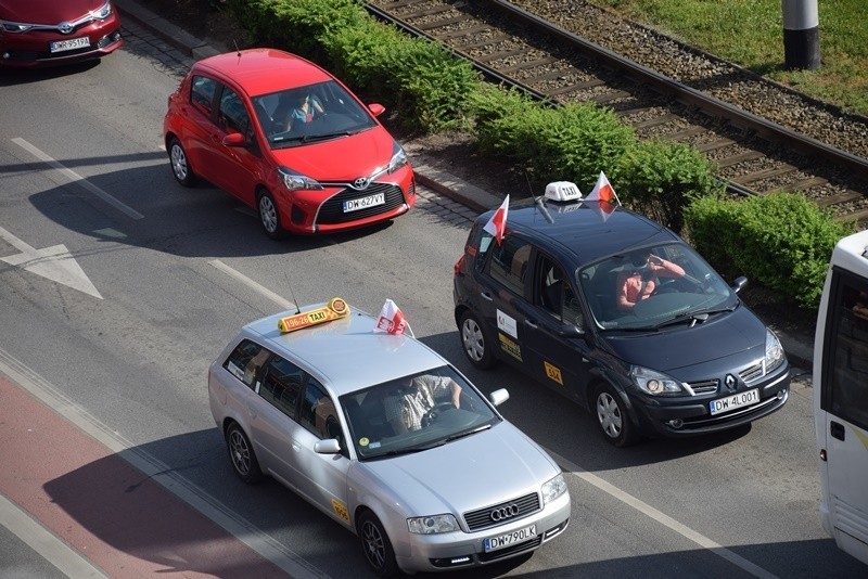 Taksówkarze zablokowali miasto. Protest przeciwko Uberowi