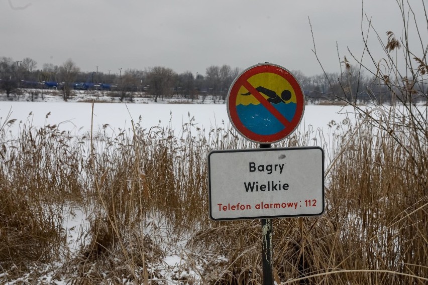 Bagry - tutaj ludzie często chodzą po zamarzniętym zalewie