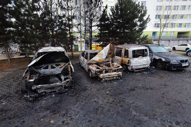 (27.01.2024) Pożar czterech samochodów osobowych na wrocławskim osiedlu Kozanów.