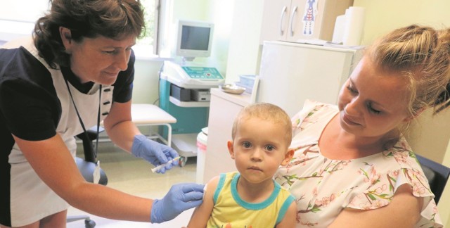 W ramach programu darmowych szczepień dzieci przyjmowane są w kilku toruńskich placówkach. Na zdjęciu Katarzyna Chrostowska z synkiem Jasiem w przychodni Nowak&Nowak na ul. Filtrowej