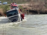 Kolejny samochód wpadł do rzeki na granicy Kątów i Myscowej. Tym razem cysterna z mlekiem [ZDJĘCIA]
