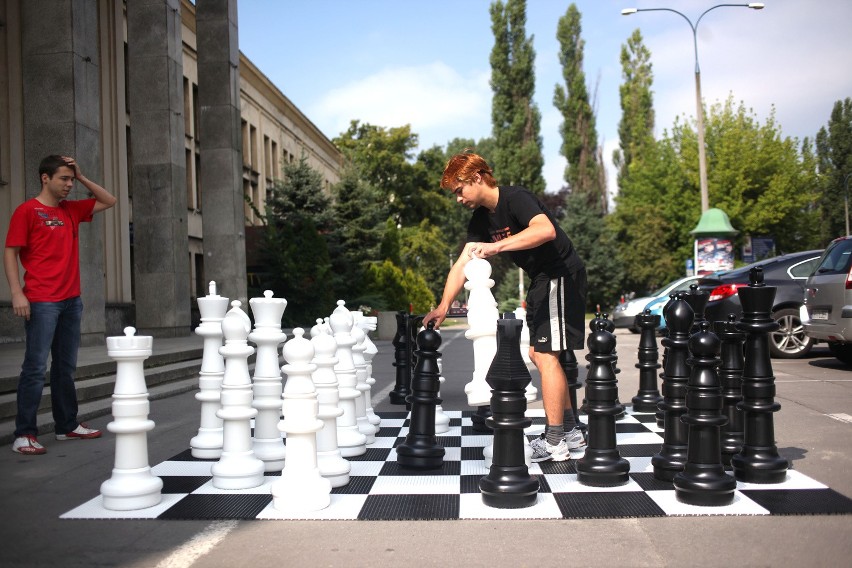 Kraków: zagrali w szachy ogrodowe [ZDJĘCIA]