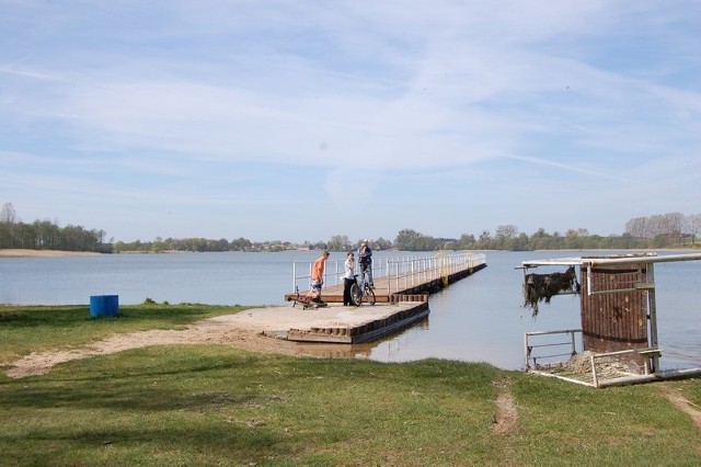 Turystów przyciąga do Wąsosza m.in. czyste jezioro. W letnie weekendy pełno tu gości