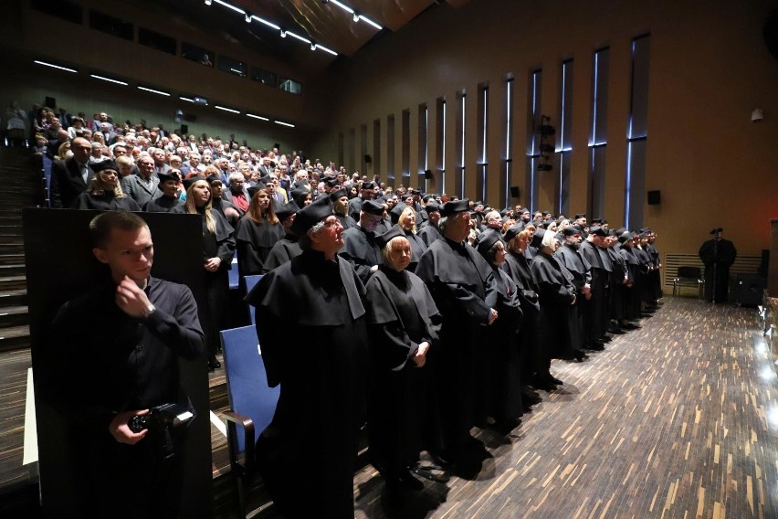 10 doktorów habilitowanych oraz 44 doktorów odebrało...