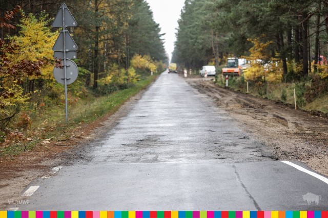 Miejsce w którym łączy się wyremontowany odcinek drogi z odcinkiem przeznaczonym do remontu.