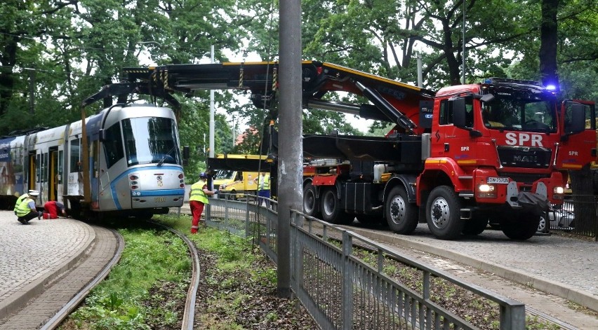 Dwa wykolejenia we Wrocławiu. MPK wprowadziło objazdy [ZDJĘCIA]