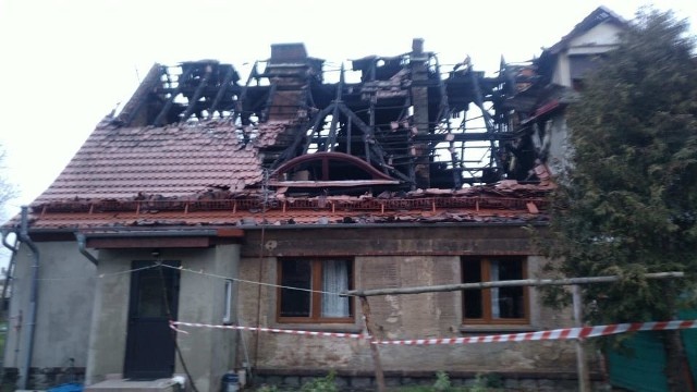 W piątek 17 grudnia doszło do pożaru domu w Smogórach. Bez dachu nad głową zostało sześć rodzin. Potrzebne są pieniądze na odbudowę nieruchomości.