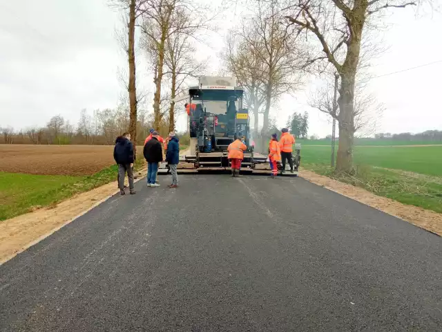 Układanie pierwszej warstwy asfaltu na drodze Bobrownik do Grapic.
