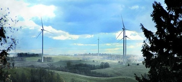 Widok na farmę wiatrową z Pięknej Góry. Skrzydła tych wiatraków produkują już energię elektryczną pod Gołdapią. Podobne staną na wietrznych pagórkach k. Bań Mazurskich.