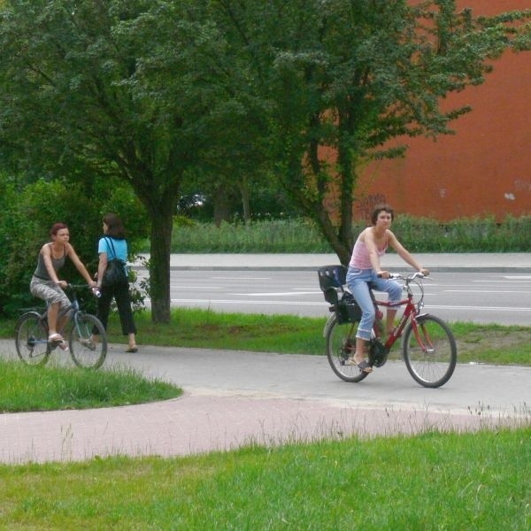 Przy ulicy Wyspiańskiego rowerzyści często jeżdżą po chodnikach.