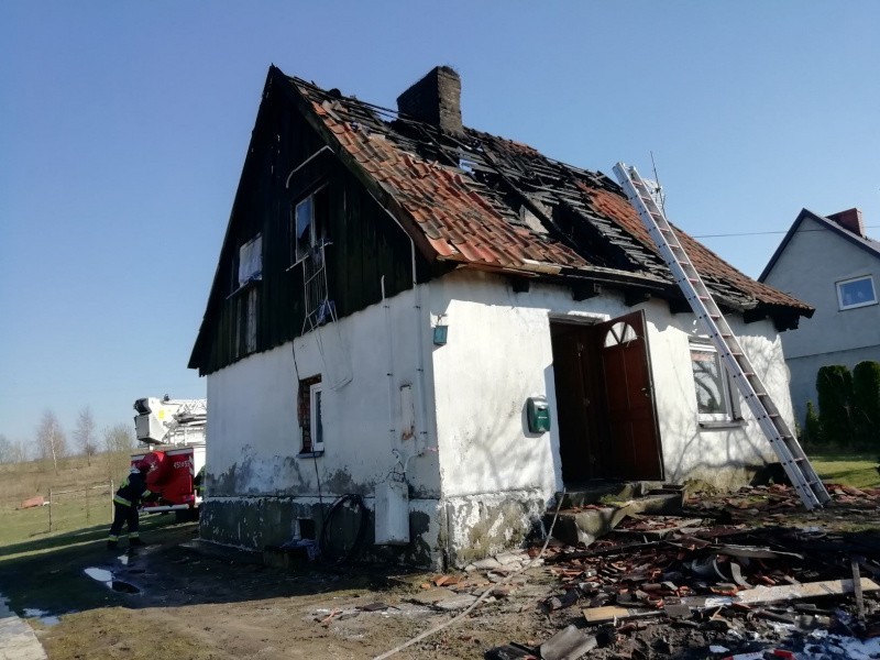 Mieszkańcy opuścili dom przed przybyciem straży pożarnej....