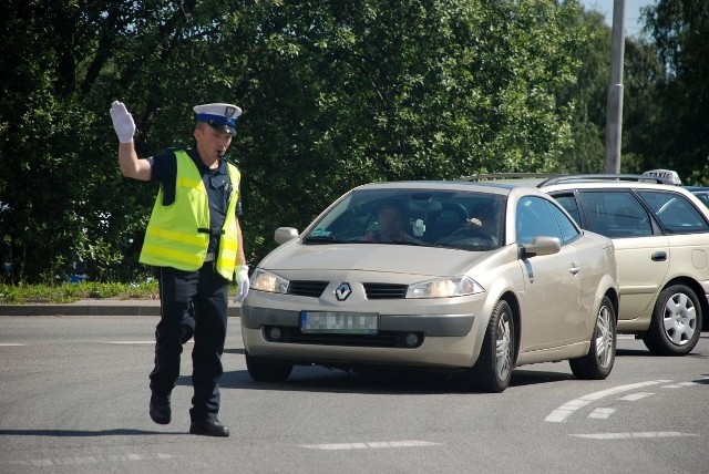 Kierowcy wyjechali z pobliskiego parkingu supermarketu, nie stosując się do obowiązującego w tym miejscu znaku zakazu wjazdu. Kierowca renault został ukarany mandatem