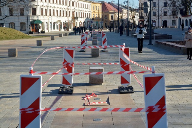 Pl. Litewski. Dwie z siedmiu linearnych fontann znajdujących się na nowej części deptaka jest uszkodzonych 