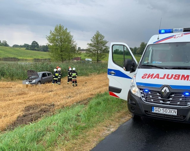 W Wojnowie auto wypadło na łuku z drogi. W wypadku ranna została jedna osoba