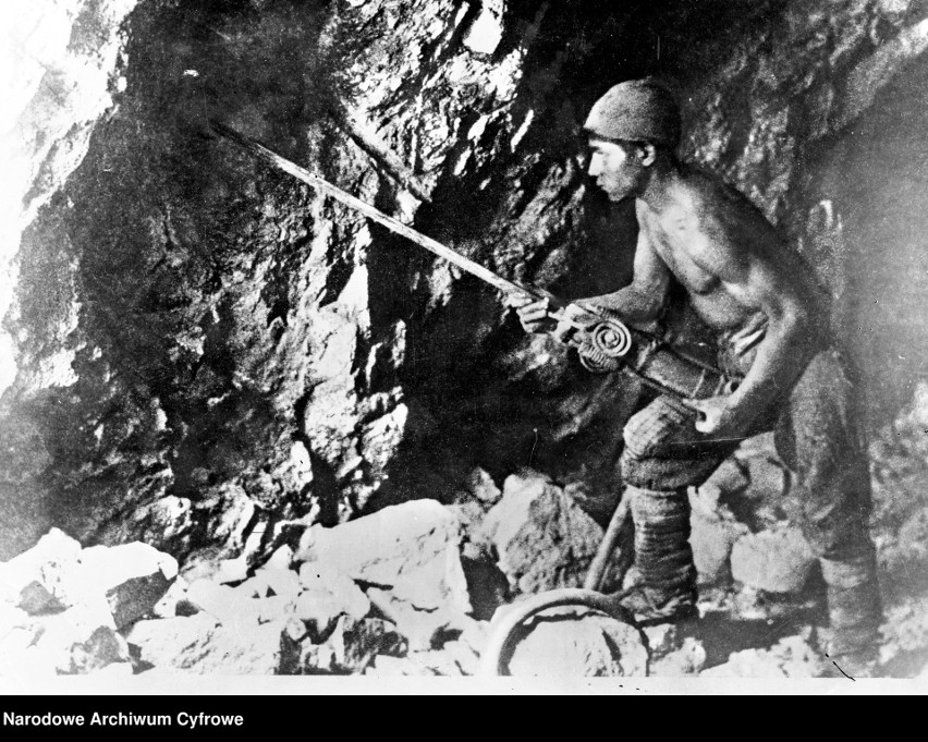 Górnicy na archiwalnych zdjęciach. Jak zmieniła się praca w górnictwie? Zobaczcie