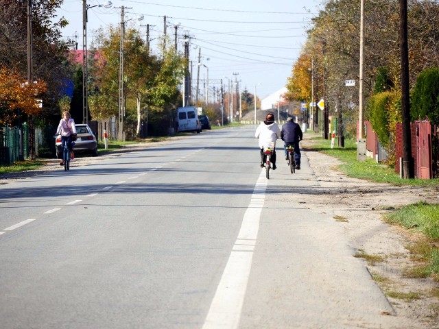 Obecnie ulica Sandomierska nie ma chodników i ścieżki rowerowej