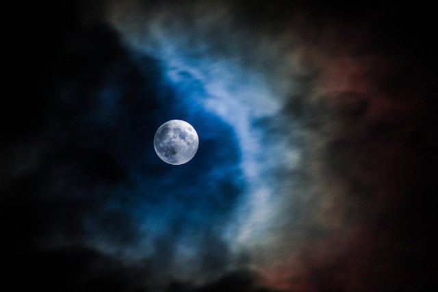Pełnia Księżyca 2019. W czwartek, 12 grudnia wypada pełnia Księżyca. Niezwykły Księżyc w pełni wyglądać będzie spektakularnie. Gdzie oglądać pełnię Księżyca 12.12.2019? Czym jest Zimny Księżyc w pełni?