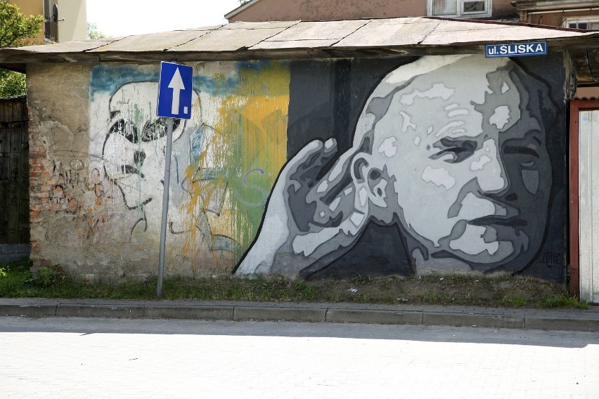 Mural z twarzą Papieża w Łapach