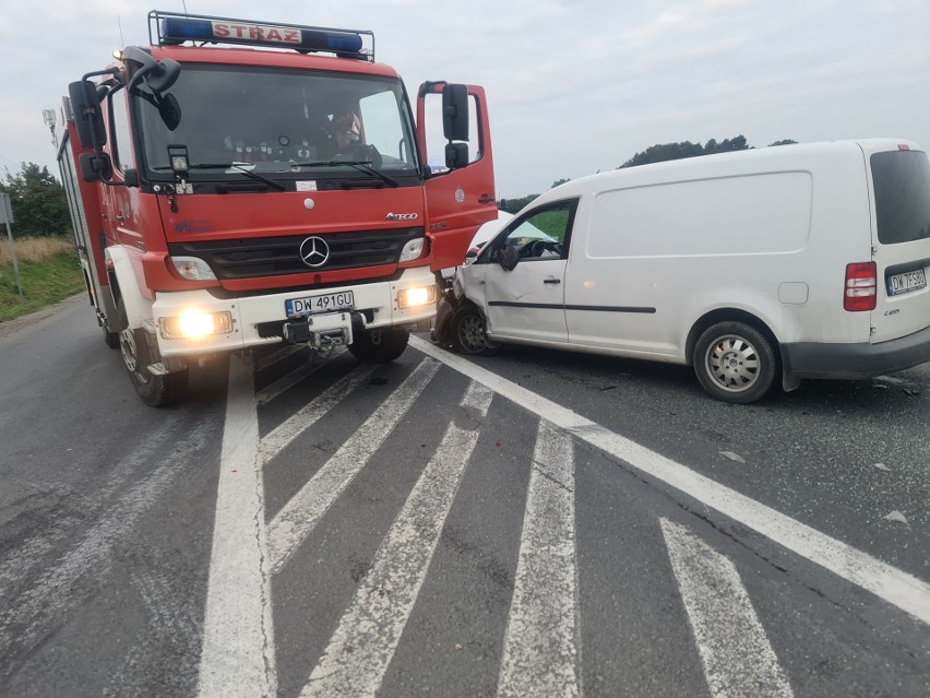 Wypadek autobusu z pasażerami pod Wrocławiem [ZDJĘCIA]