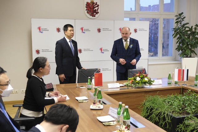Ambasador Sun Linjiang i marszałek Piotr Całbecki rozmawiali o wspłółpracy polsko-chińskiej i sytuacji międzynarodowej