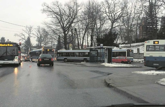 Zdaniem pasażerów na pętlę przyjeżdża za dużo autobusów