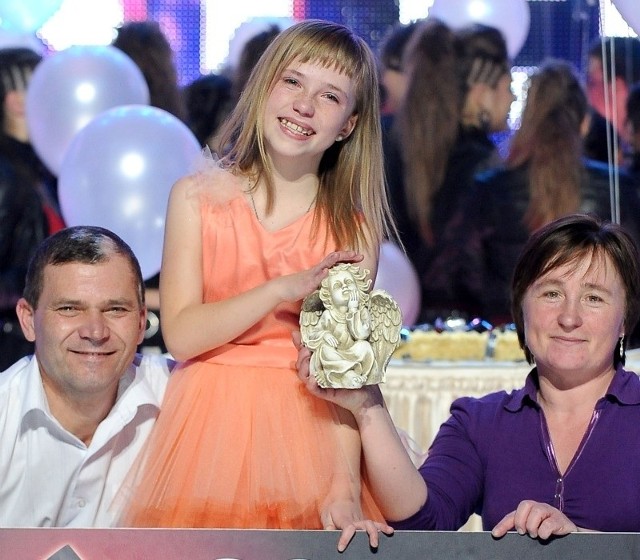 Magda z rodzicami i aniołkiem, który przyniósł jej szczęście.