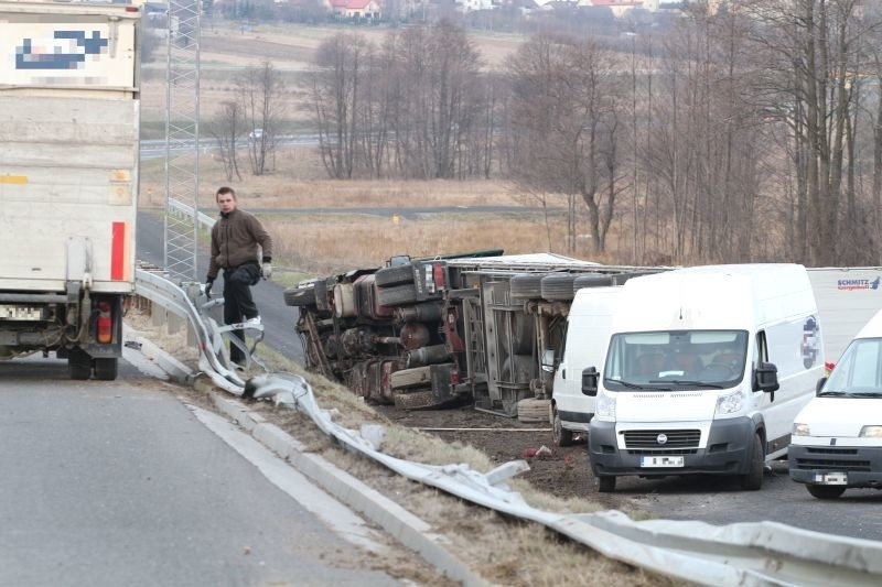 Ciężarówka staranowała bariery ochronne i przewróciła się...