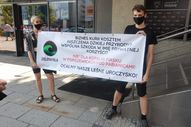 Przeciwnicy kopalni piasku w Porszewicach od dawna protestują przeciw tej inwestycji. Na zdjęciu pikieta przed urzędem marszałkowskim w Łodzi z lipca 2021.