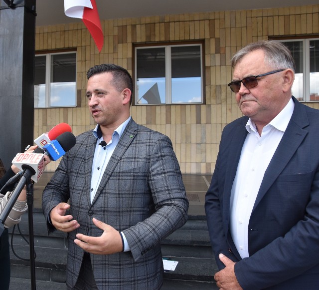 Opolscy ludowcy sprzeciwiają się zniesieniu embarga na importu produktów rolnych z Ukrainy. Mówili o tym na konferencji prasowej Marcin Oszańca (z lewej) oraz Antoni Konopka,