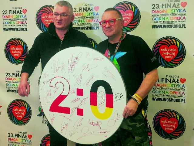 Aleksander Jośko ( z lewej) przekazał niedawno znak w Warszawie Jurkowi Owsiakowi, który wystawił go na licytację WOŚP, traktując go jako jedną z fajniejszych rzeczy, które dostał.