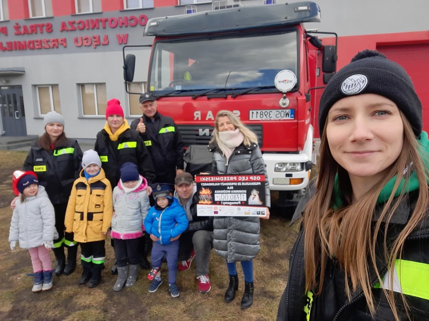 OSP Łęg Przedmiejski przekazała choremu chłopcu dochód ze sprzedaży kalendarza. Zdjęcia