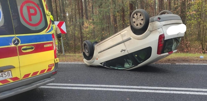 Wypadek w Złotej Górze. Kierowca stracił panowanie nad autem, samochód zakończył jazdę na dachu. 29.10.2022
