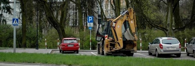 Zaparkowana na miejscu dla inwalidów koparka przy ul. Branickiego w Białymstoku