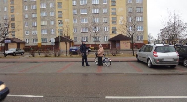 Policja pouczała pieszych i rowerzystów