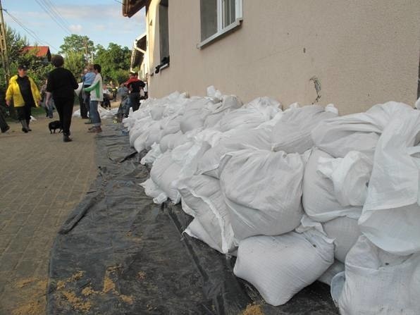 Mieszkańcy ul. Zagrody w Mielcu zabezpieczają swoje domy przed wielką wodą