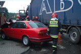 W Jaśle bmw uderzyło w TIR-a. Kierowca ciężarówki wymusił pierwszeństwo