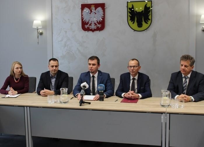 Porozumienie komunikacyjne podpisali Adrian Łuckiewicz,...