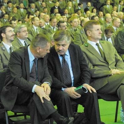 Poseł Krzysztof Jurgiel zasiadł obok ministra Jana Szyszko i wśród leśników nieprzypadkowo