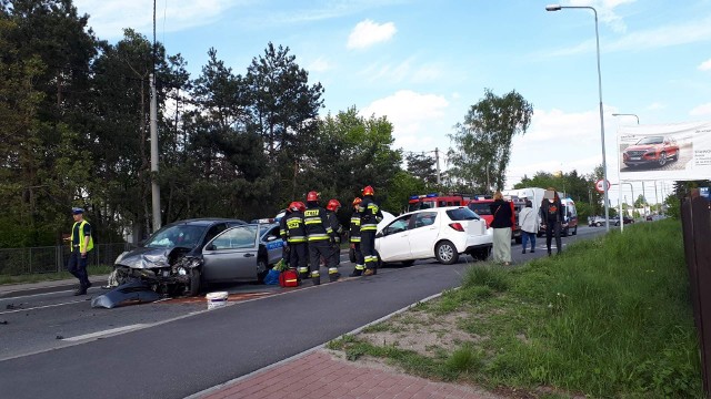 Wypadek na ulicy Raciborskiej w Rybniku. Zderzenie czterech aut. Droga zamknięta