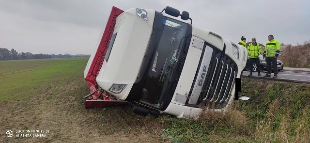 W Górnym Grucznie ciężarówka wpadła do rowu przy drodze krajowej nr 5