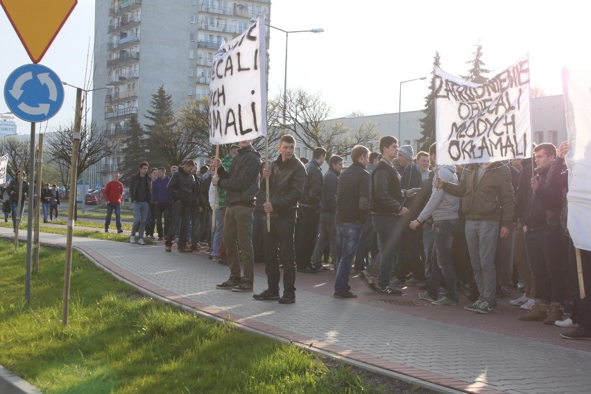 Absolwenci klas górniczych pikietowali przed siedzibą JSW.