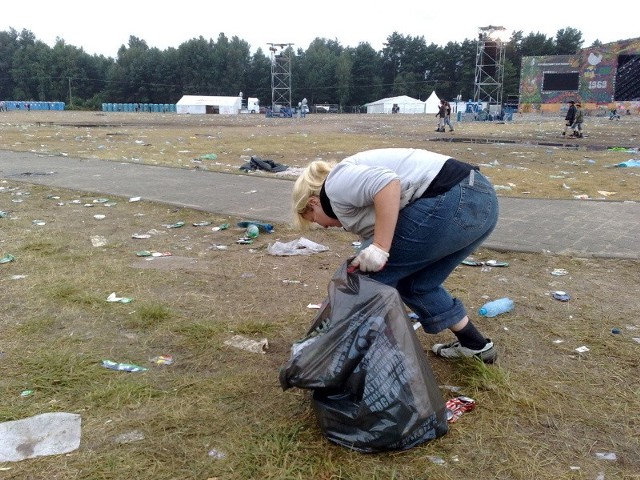 Jedną ze sprzątających osób jest Rita Lewandowska z Kostrzyna.