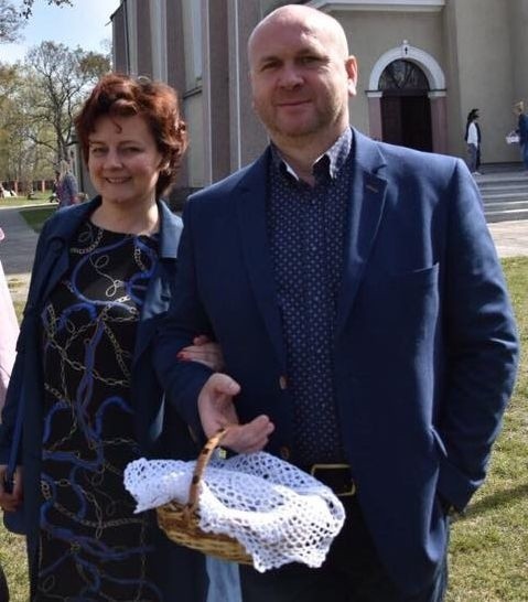 Paweł Wojtunik wraz z żoną Anetą ze świątecznym koszyczkiem przed białobrzeskim kościołem.