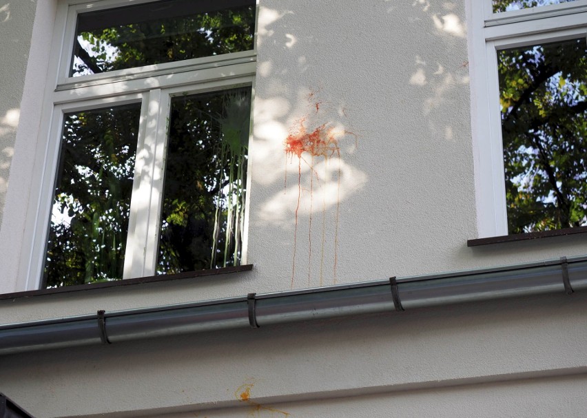 Ktoś zniszczył elewację biura poselskiego Przemysława Czarnka w Lublinie. Sprawę bada policja
