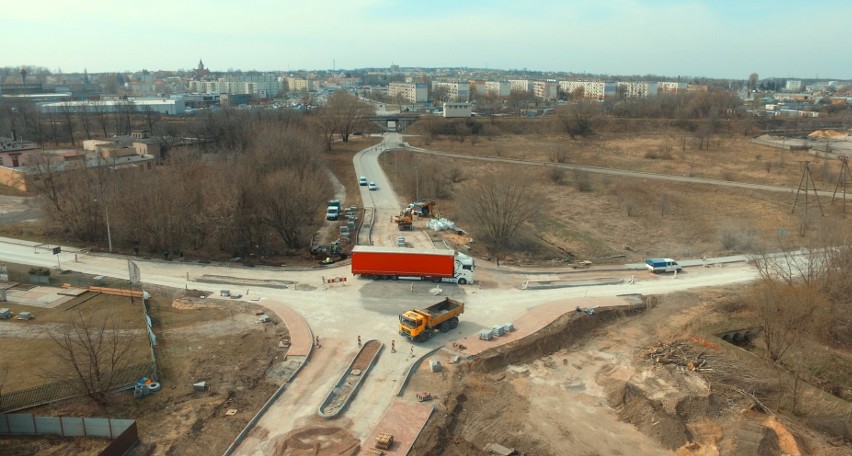 Budowa ulicy Mostowej w Końskich idzie pełną parą. Tak wygląda z lotu ptaka. Zobacz wideo i zdjęcia