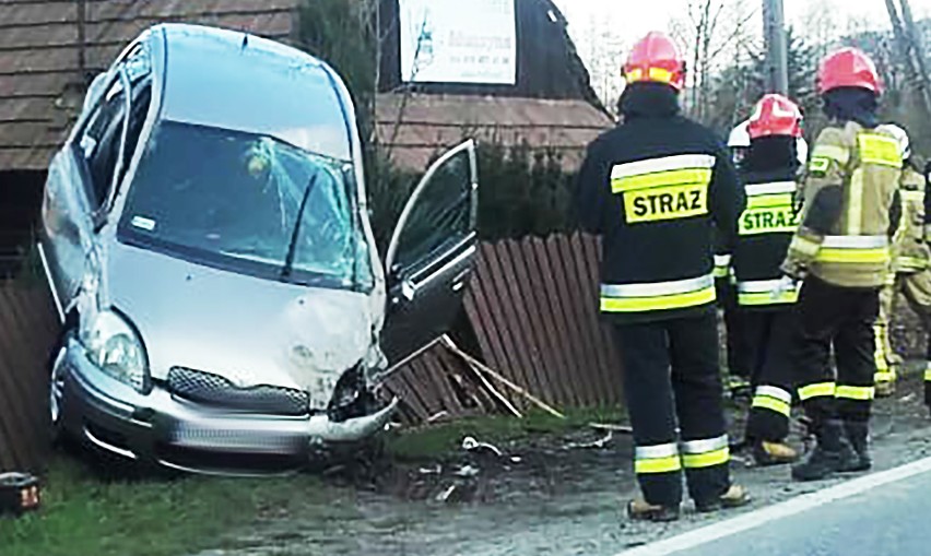 Po zderzeniu z fordem toyota "wskoczyła" na płot posesji w wiosce pod Grybowem